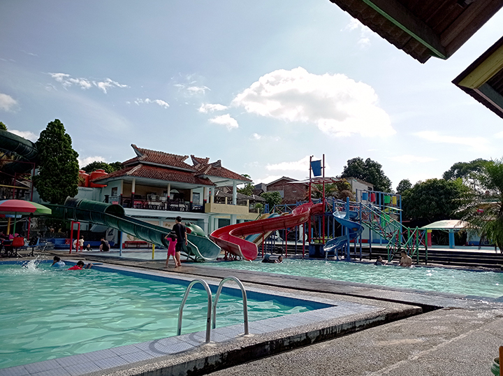 Wisata Kolam Renang Ciawitali,